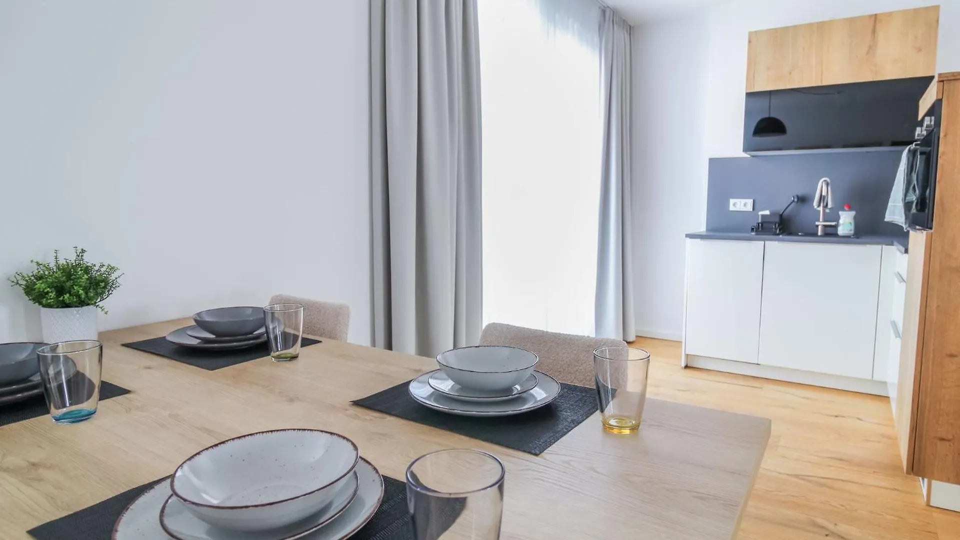 Helios Berlin Apartments 0*,